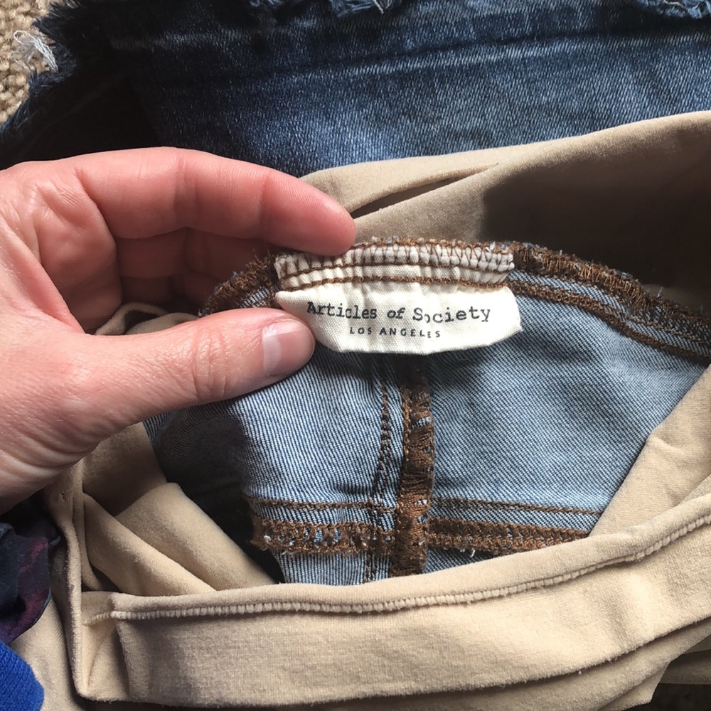 Articles of Society Maternity Shorts - Picture 4 of 5